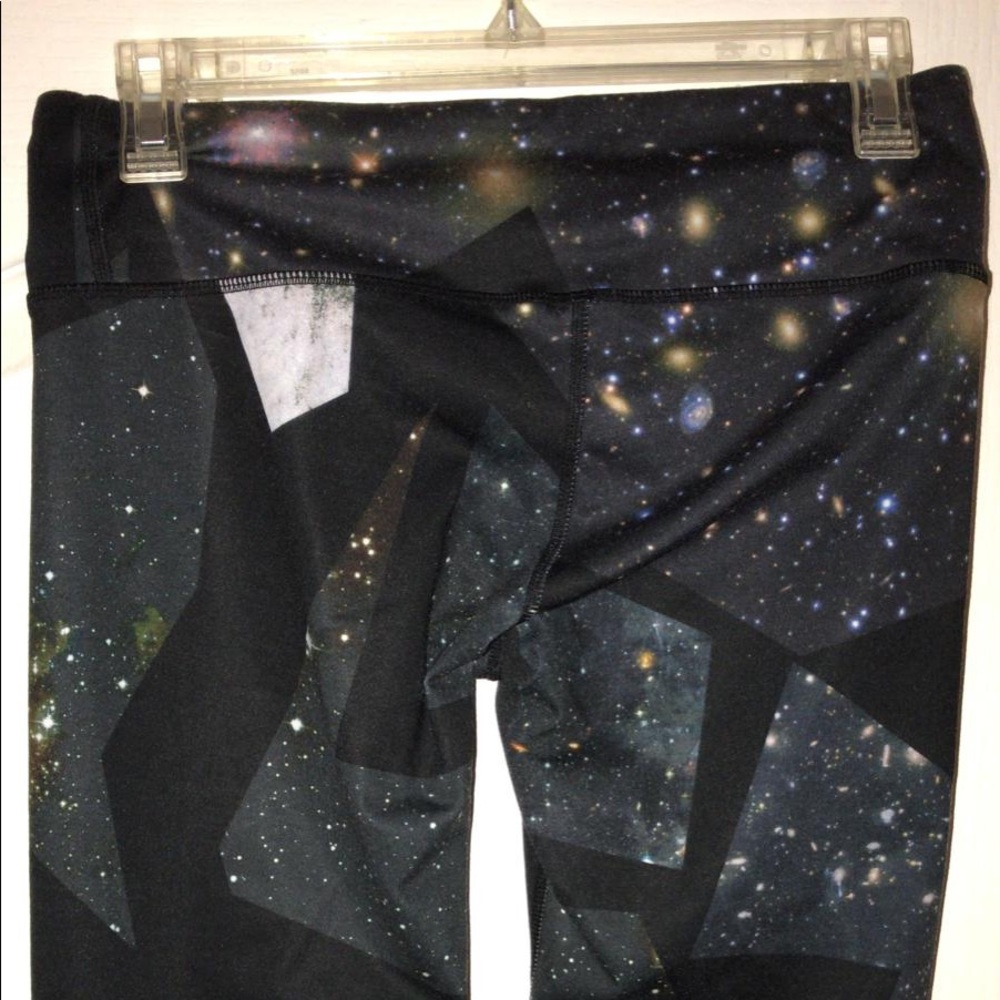 Alo Airbrushed Performance Capris - image 5